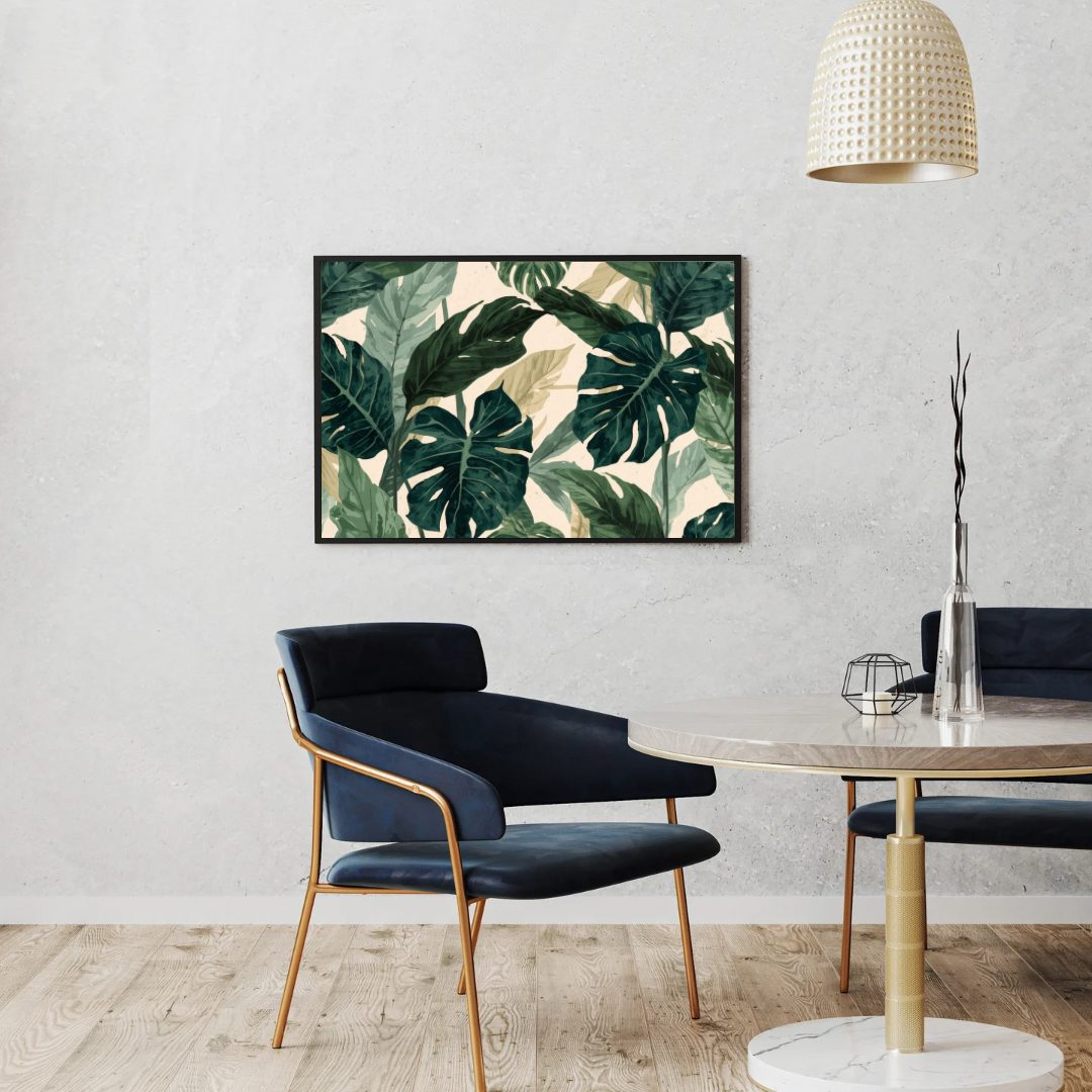 Tropisch bladeren canvas schilderij met monstera en palmbladeren in donkergroen in lijst aan witte muur boven zwarte eettafel met stoelen en staande lamp – eetkamer wanddecoratie

