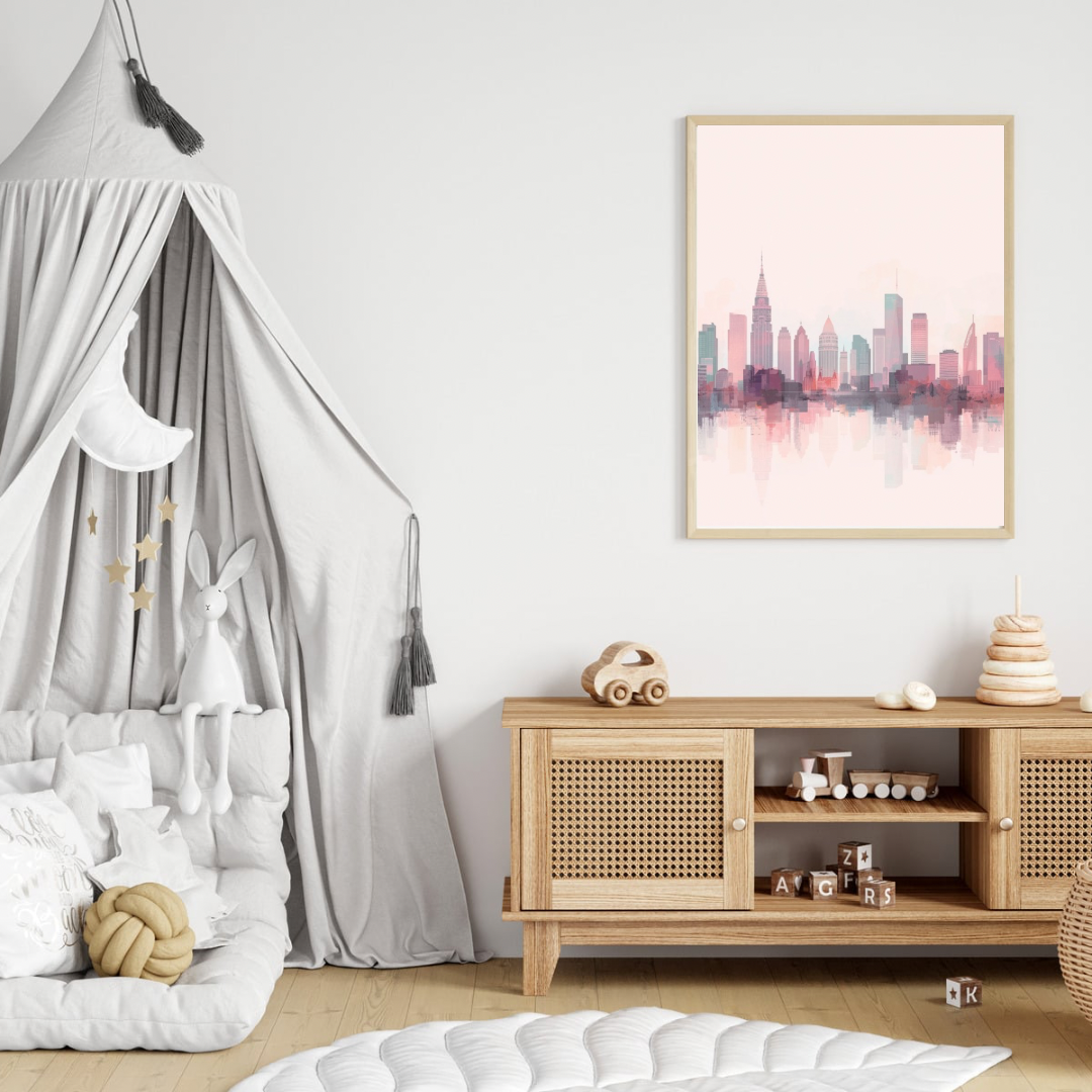 Roze paarse stadsskyline canvas schilderij in lichte lijst aan witte muur boven houten commode met hemelbed in lichte babykamer — dromerige wanddecoratie
