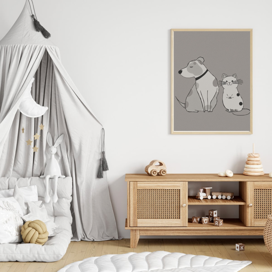 Hond en katje samen canvas schilderij in donkere lijst aan witte muur boven houten commode met hemelbed in moderne babykamer — tijdloze wanddecoratie
