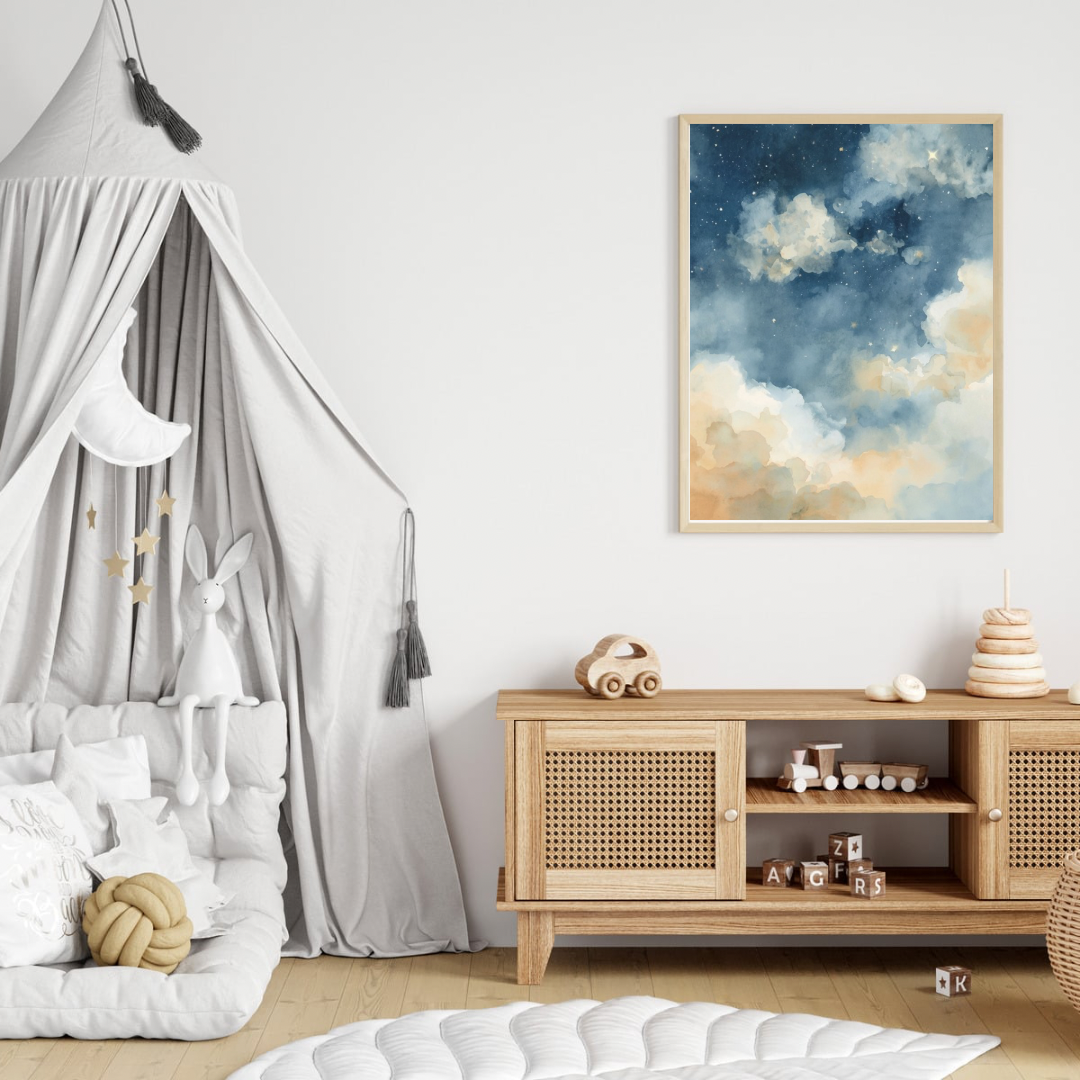 Vintage wolkenlucht canvas schilderij in donkere lijst aan witte muur boven houten commode met hemelbed in lichte babykamer — klassieke wanddecoratie
