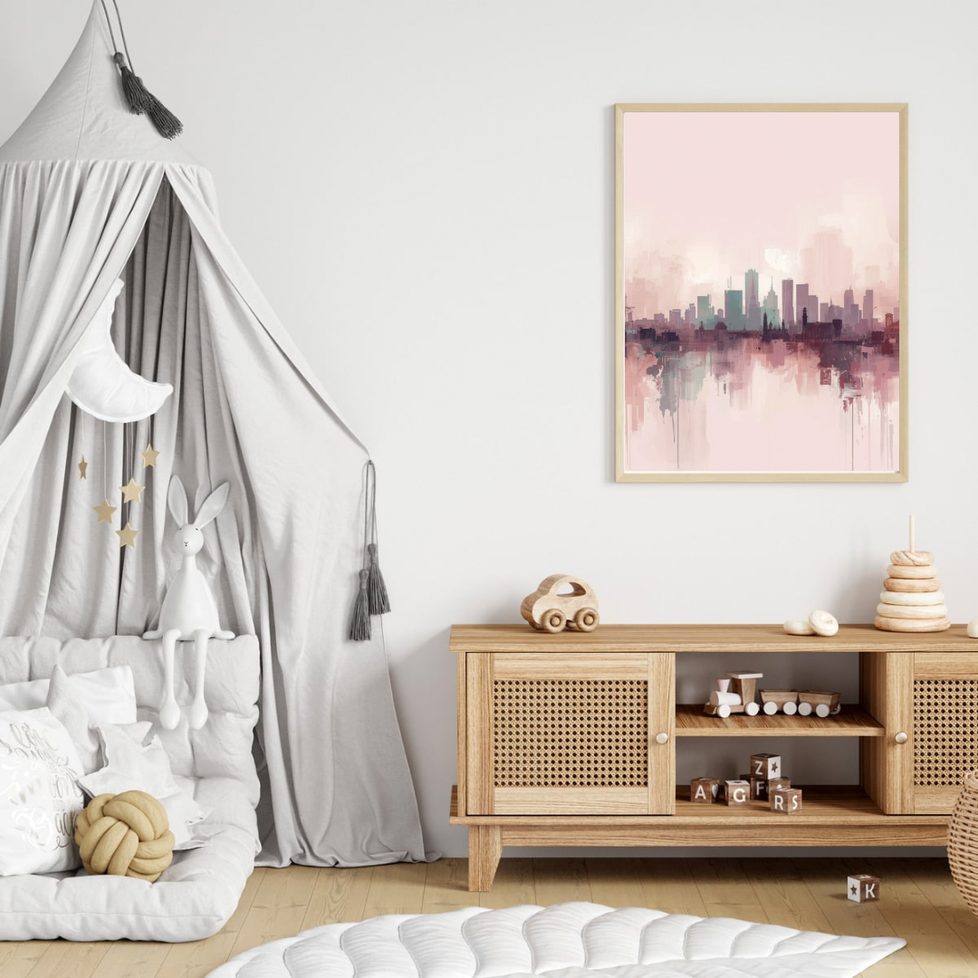 Abstracte roze paarse stadsskyline canvas schilderij in lichte lijst aan witte muur boven houten commode met hemelbed in moderne babykamer — artistieke wanddecoratie
