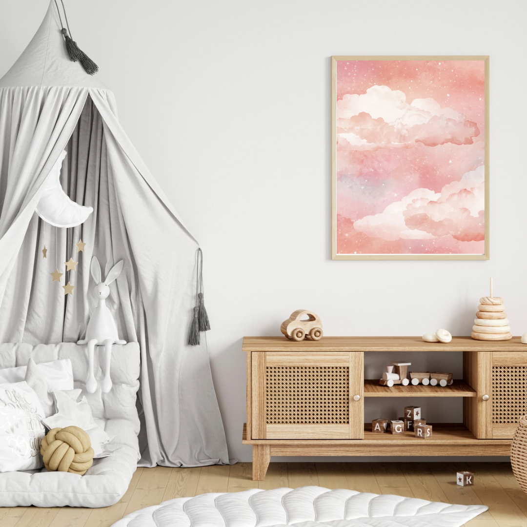 Dromerige roze wolkenhemel canvas schilderij in lichte lijst aan witte muur boven houten commode met hemelbed in roze babykamer — magische wanddecoratie

