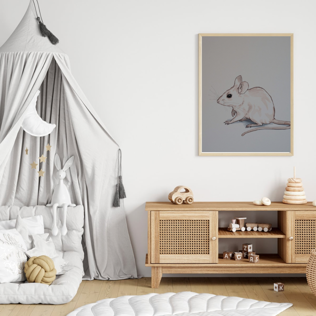 Minimalistisch muisje potloodschets canvas schilderij in donkere lijst aan witte muur boven houten commode met hemelbed in moderne babykamer — strakke wanddecoratie
