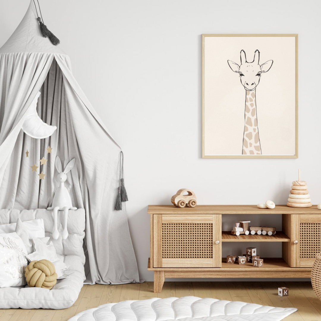 Lieve giraf close-up canvas schilderij in naturel houten lijst aan witte muur boven houten commode met hemelbed in lichte babykamer — minimalistische wanddecoratie
