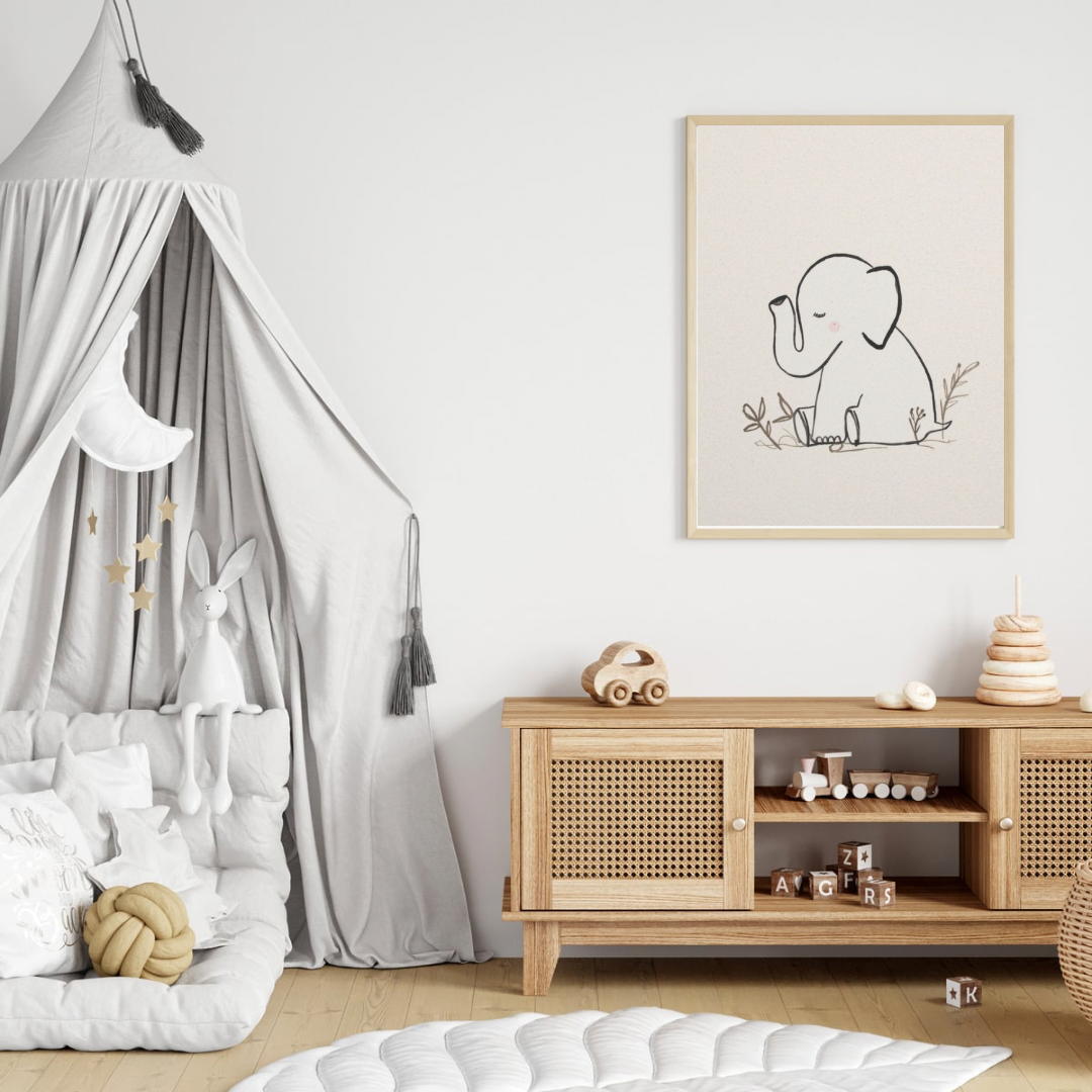 Minimalistisch olifantje canvas schilderij in naturel houten lijst aan witte muur boven houten commode met hemelbed in lichte babykamer — tijdloze wanddecoratie

