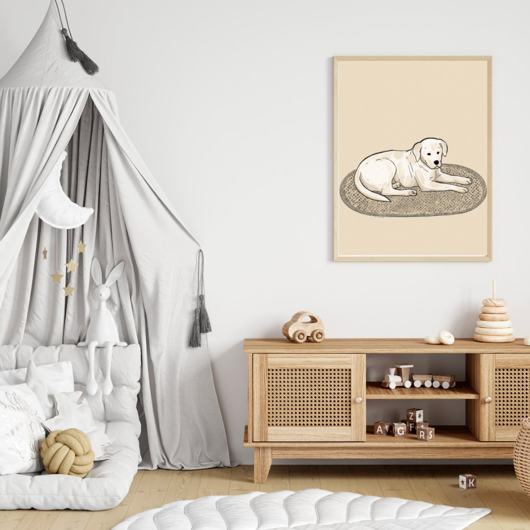 Rustende witte labrador puppy canvas schilderij in naturel houten lijst aan witte muur boven houten commode met hemelbed in warme babykamer — tijdloze wanddecoratie
