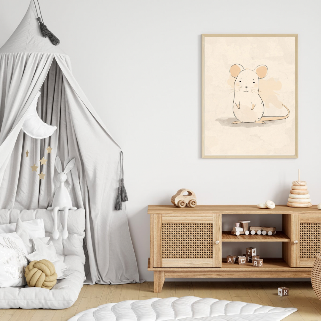 Lief muisje canvas schilderij in naturel houten lijst aan witte muur boven houten commode met hemelbed in lichte babykamer — zachte wanddecoratie
