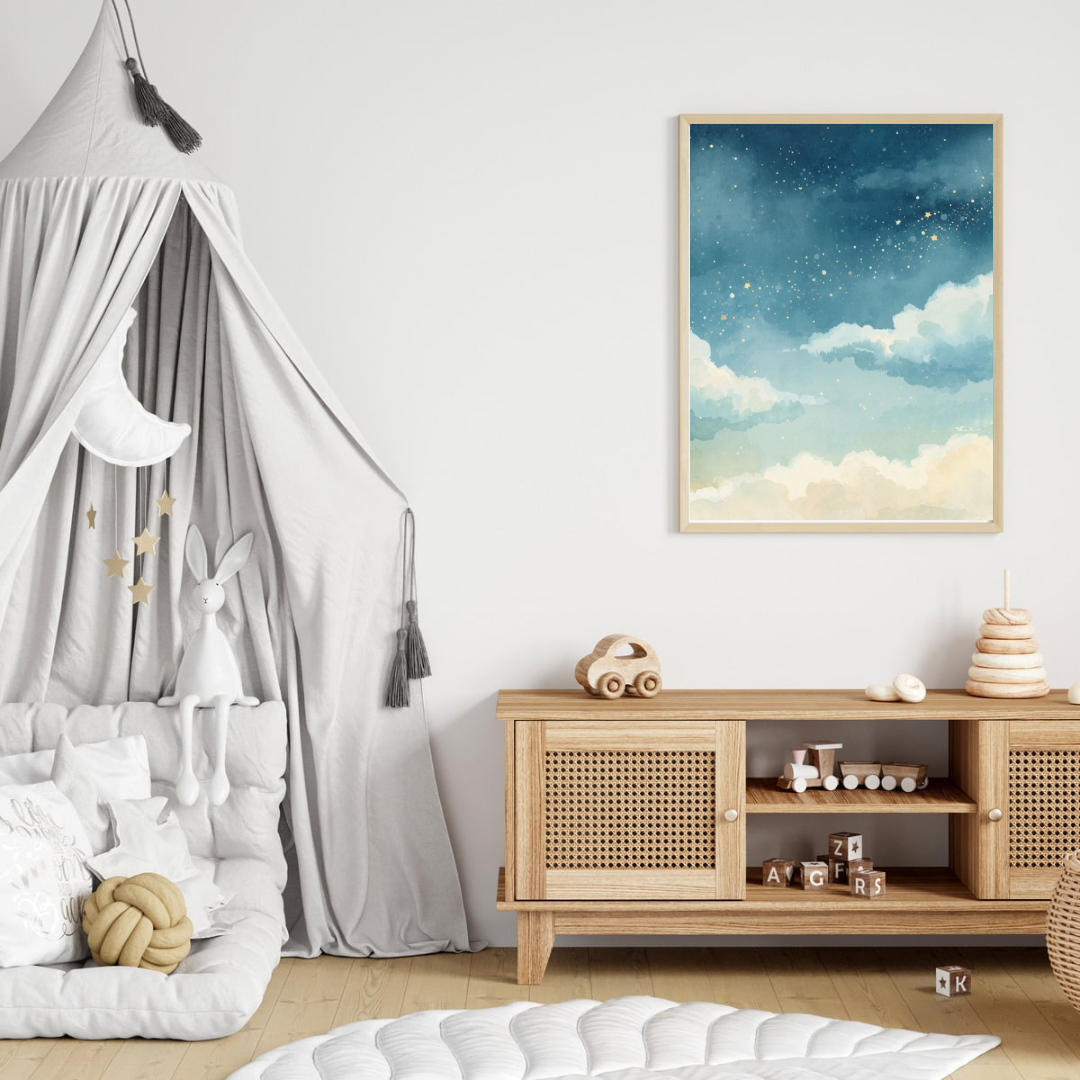 Nachtelijke wolkenlucht canvas schilderij in lichte lijst aan witte muur boven houten commode met hemelbed in rustige babykamer — dromerige wanddecoratie
