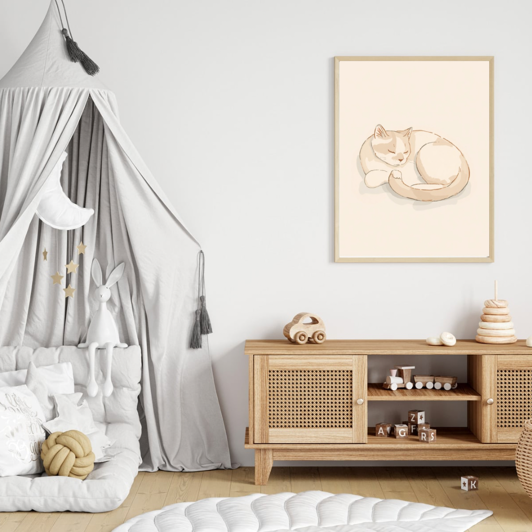 Slapende vos canvas schilderij in naturel houten lijst aan witte muur boven houten commode met hemelbed in lichte babykamer — tijdloze wanddecoratie
