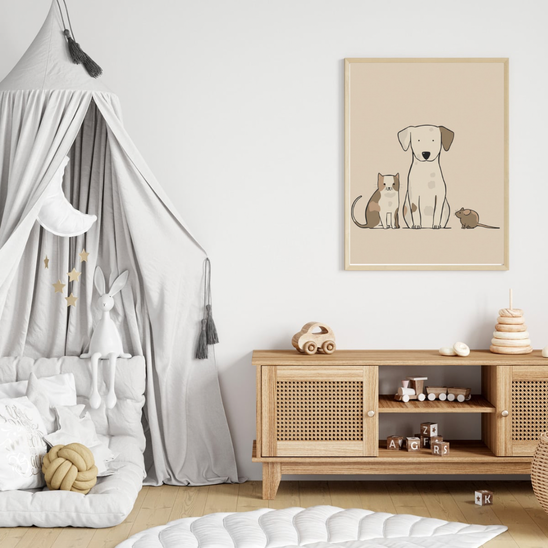 Hond kat en muis samen canvas schilderij in naturel houten lijst aan witte muur boven houten commode met hemelbed in lichte babykamer — tijdloze wanddecoratie
