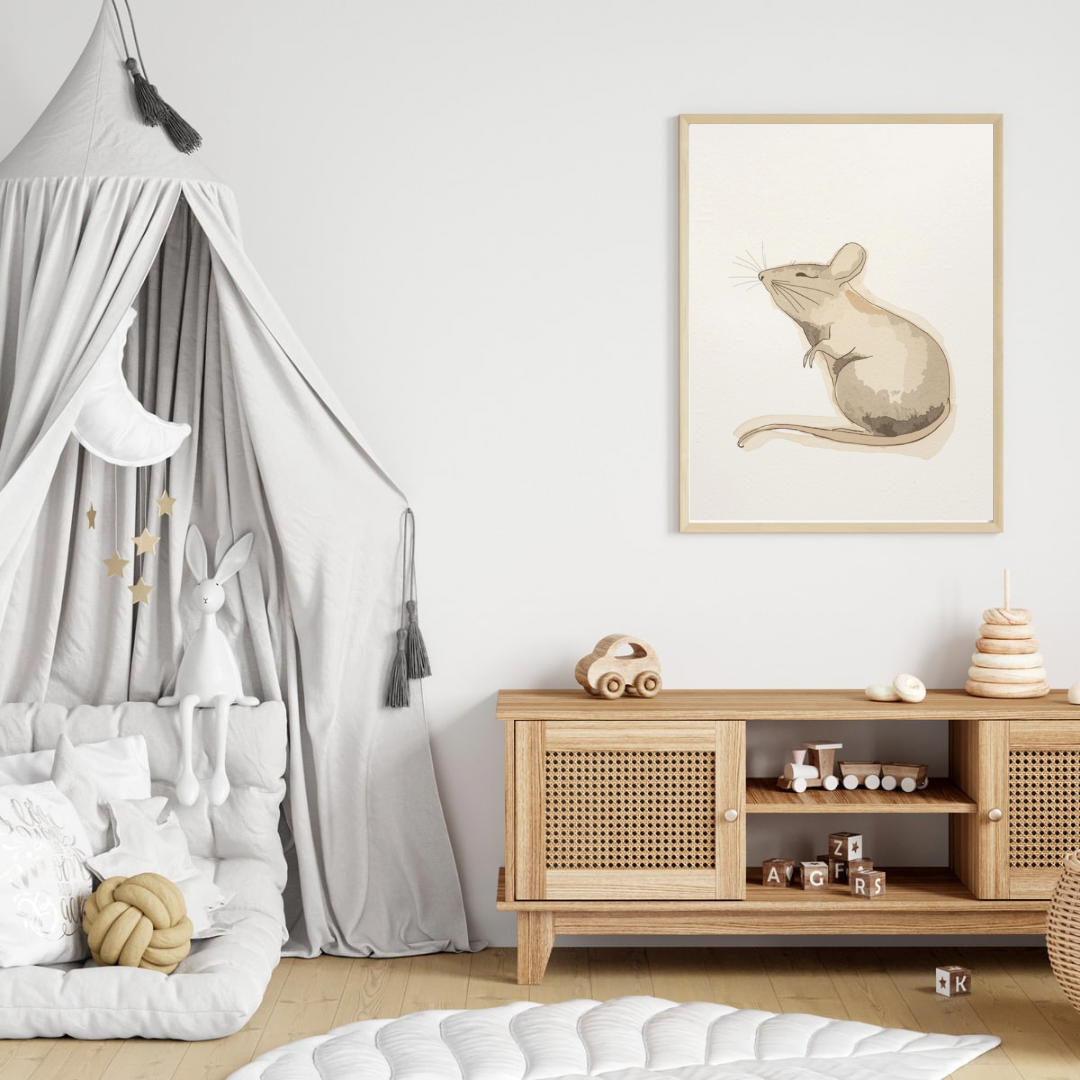 Klassiek muisje aquarel canvas schilderij in naturel houten lijst aan witte muur boven houten commode met hemelbed in lichte babykamer — tijdloze wanddecoratie
