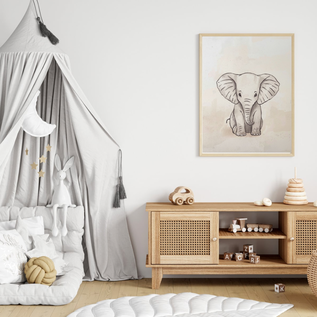 Baby olifantje potloodtekening canvas schilderij in naturel houten lijst aan witte muur boven houten commode met hemelbed in lichte babykamer — tijdloze wanddecoratie
