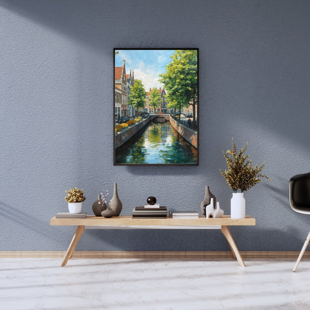 Zwolle historische gracht canvas schilderij in donkere lijst aan grijze muur boven houten dressoir in moderne woonkamer — authentieke wanddecoratie
