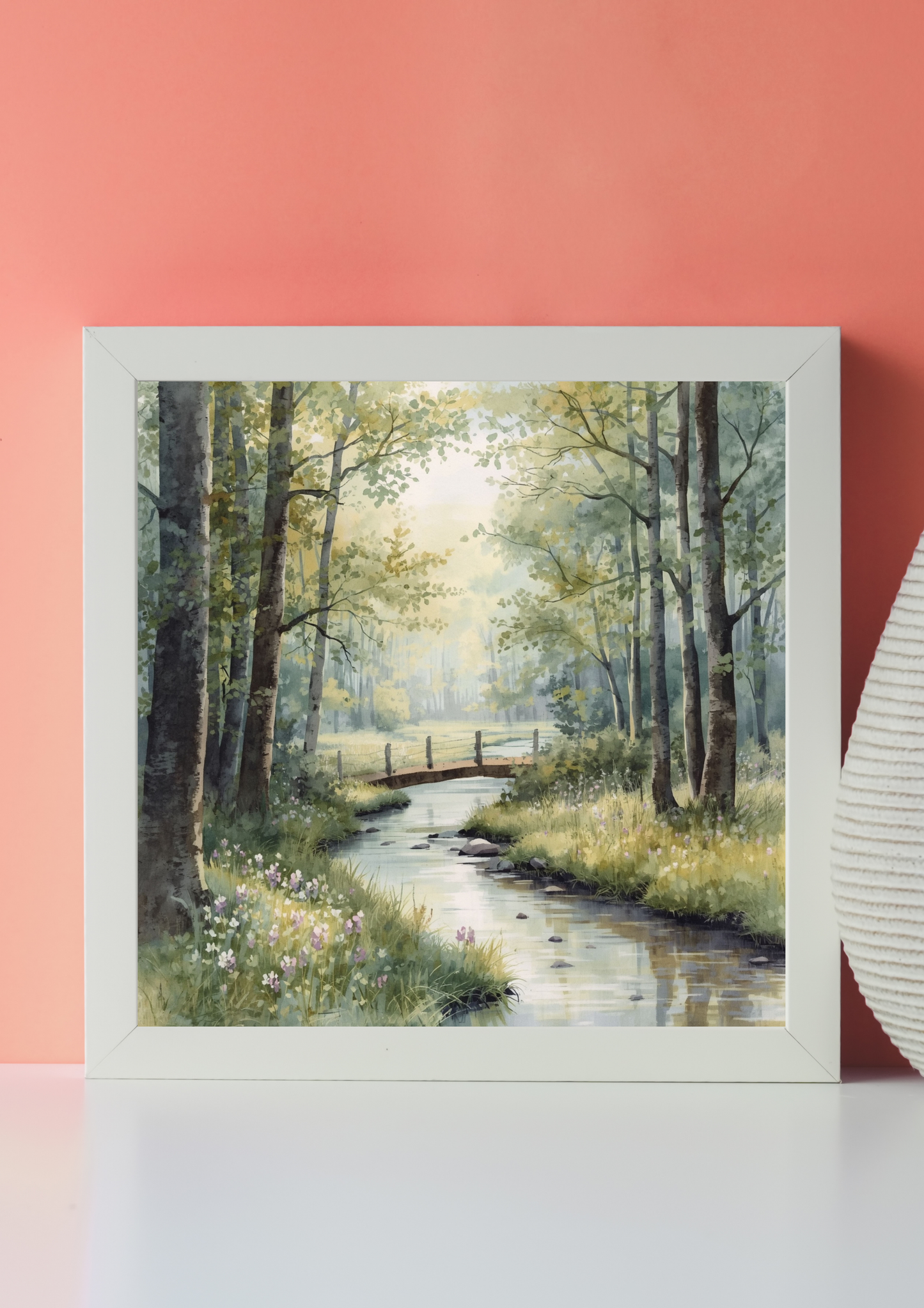 Groningen bospad canvas schilderij met berkenbomen en houten hek in wit frame op roze muur in moderne woonruimte — premium wanddecoratie
