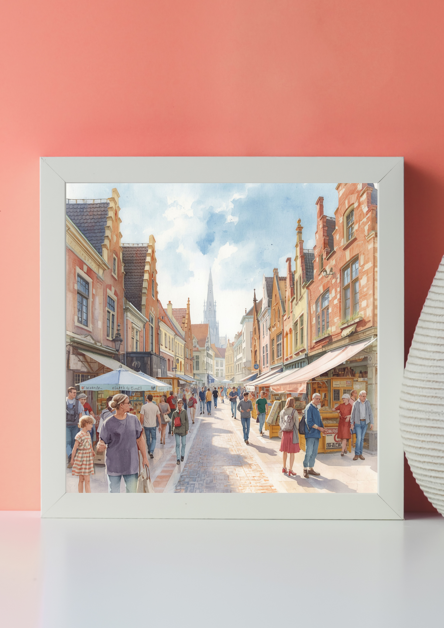 Groningen winkelstraat canvas schilderij met historische gevels en kerktorens in wit frame op roze muur in moderne woonruimte — premium wanddecoratie
