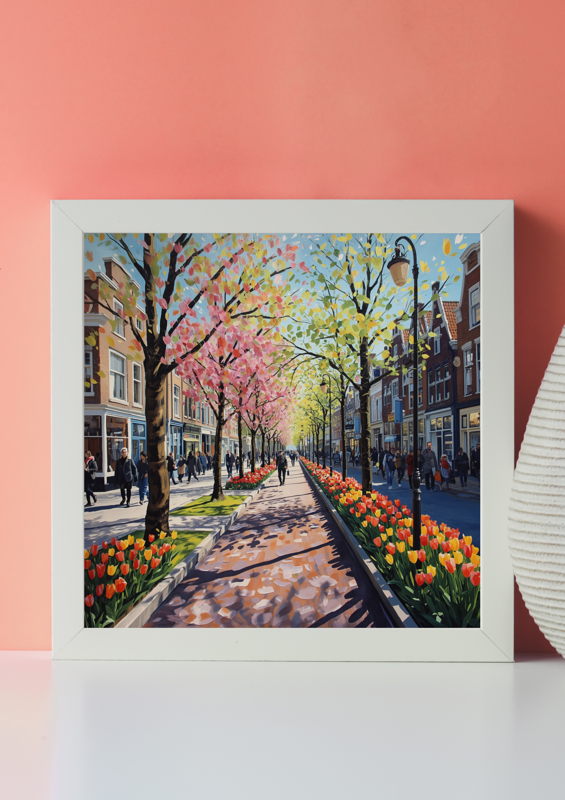 Groningen lenteboulevard canvas schilderij met tulpen, bloesembomen en lantaarns in wit frame op roze muur in moderne woonruimte — premium wanddecoratie
