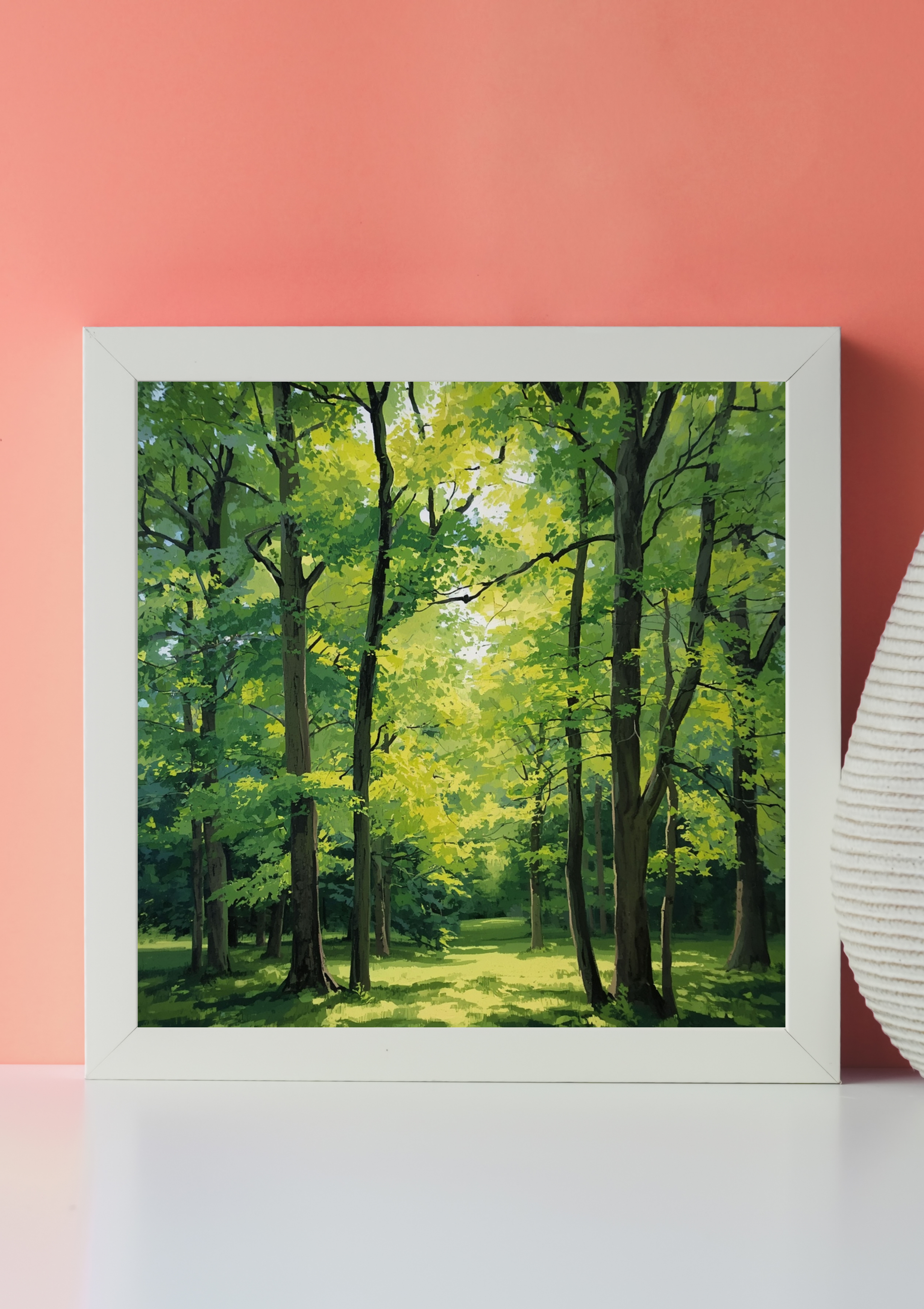 Groningen zomerbos canvas schilderij met hoge groene bomen en zonlicht in wit frame op roze muur in moderne woonruimte — premium wanddecoratie
