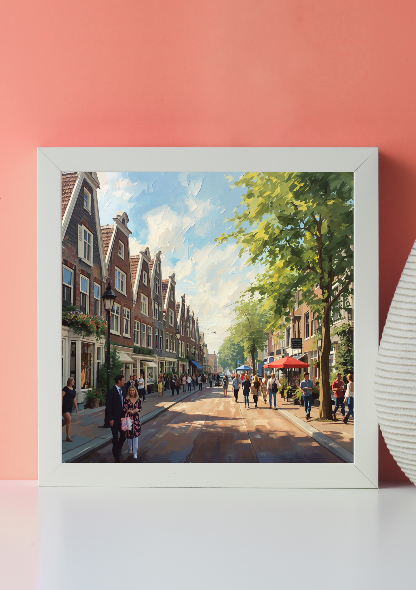 Groningen historische straat canvas schilderij met trapgevels, bomen en terrassen in wit frame op roze muur in moderne woonruimte — premium wanddecoratie
