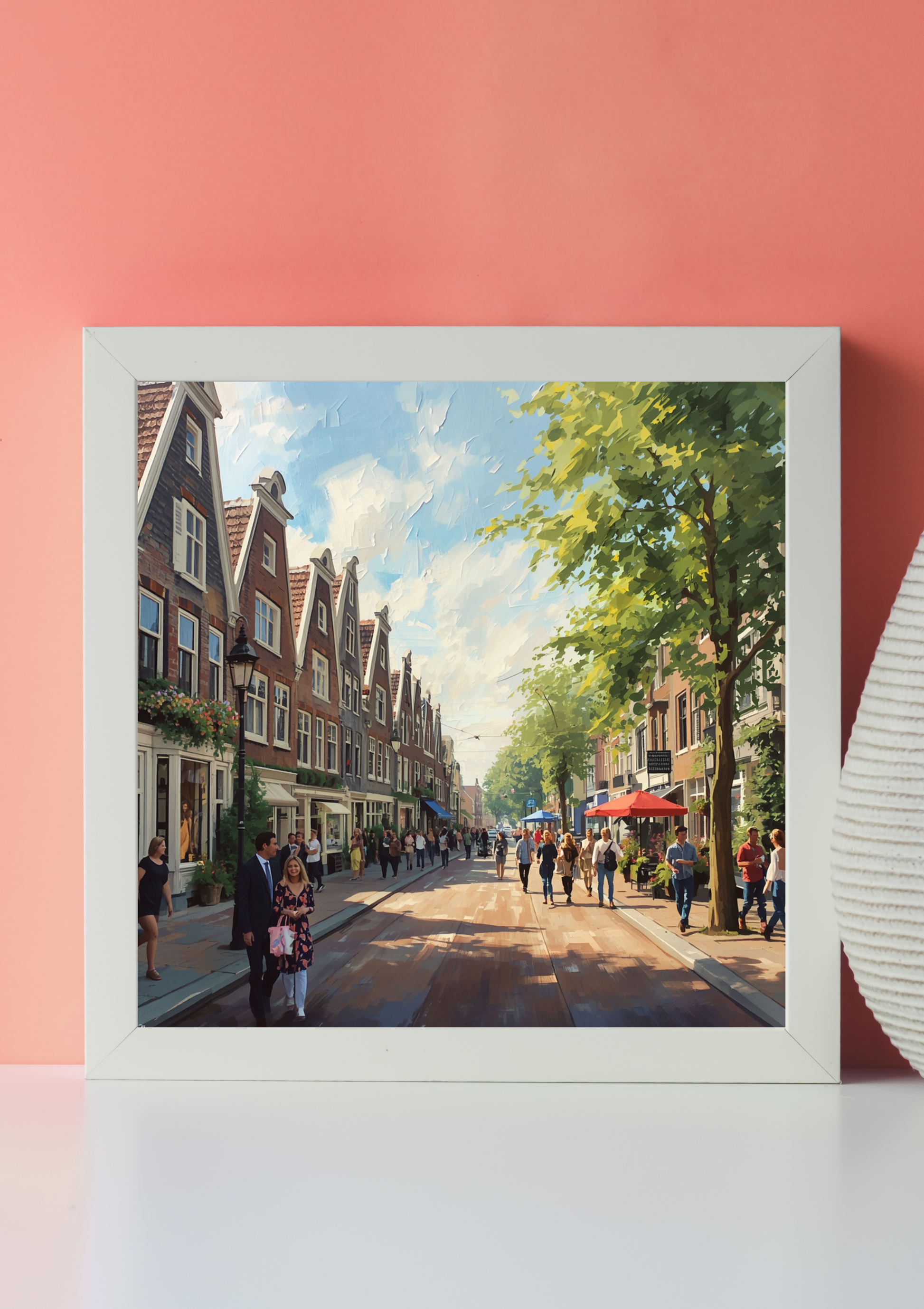 Groningen historische straat canvas schilderij met trapgevels, bomen en terrassen in wit frame op roze muur in moderne woonruimte — premium wanddecoratie

