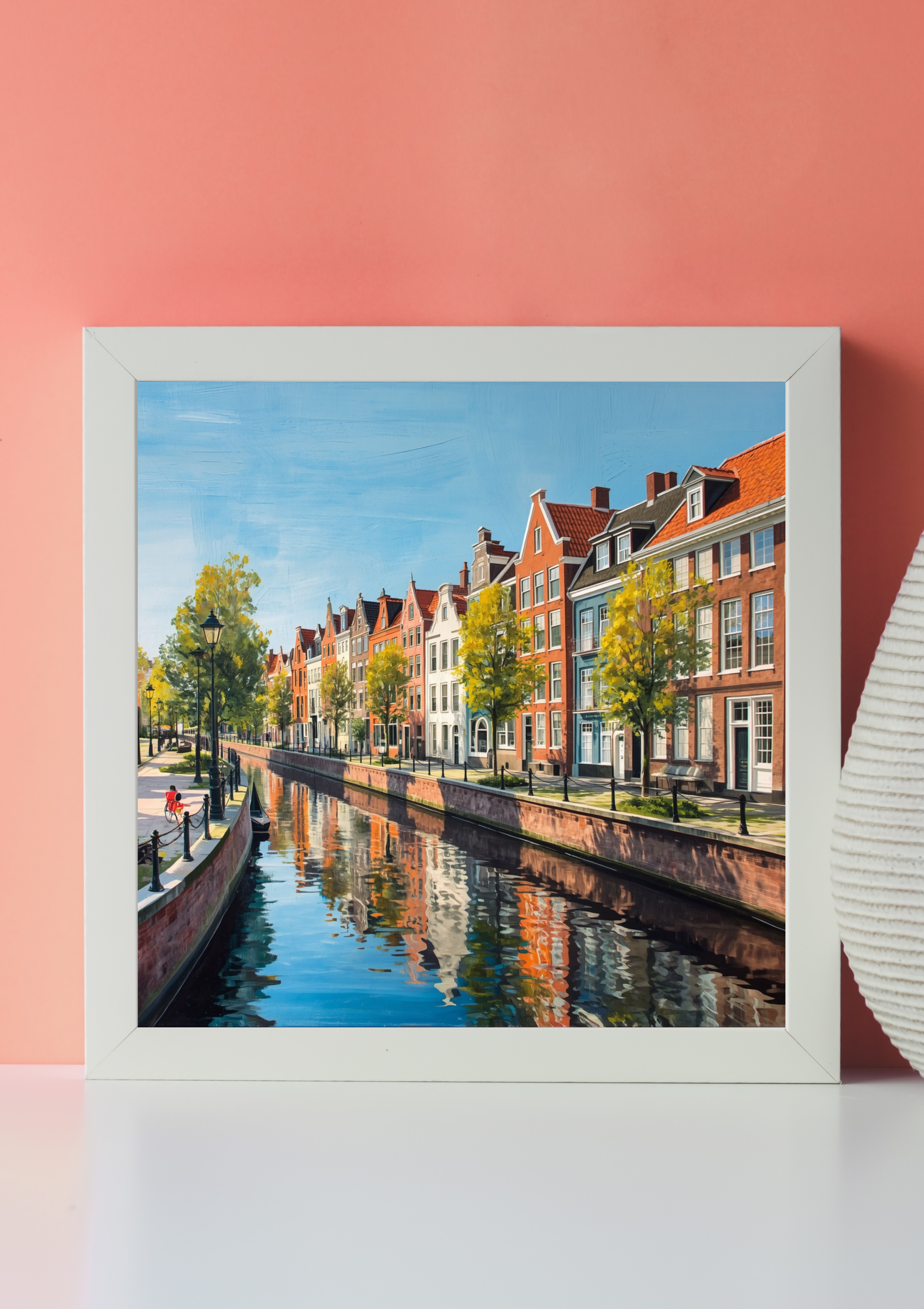 Groningen grachtenpanden canvas schilderij met herfstbomen en waterreflecties in wit frame op roze muur in moderne woonruimte — premium wanddecoratie
