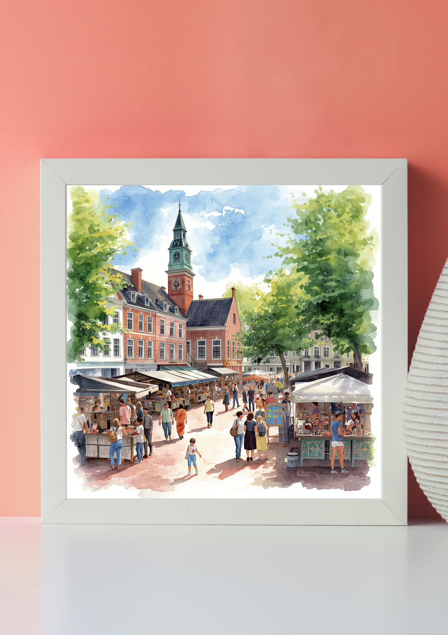Groningen zomerse markt canvas schilderij met witte kramen, kerktoren en groene bomen in wit frame op roze muur in moderne woonruimte — premium wanddecoratie
