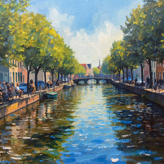 Schilderij van zonnige Alkmaarder gracht in de zomer met weelderige groene bomen, historische gevels, fietsen langs de kade en stralend blauw water – olieverf wall art print
