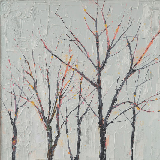 Abstract schilderij van kale winterbomen met kleurrijke verfspetters in roze, oranje en geel op lichtgrijze getextureerde achtergrond in expressionistische stijl – wall art print
