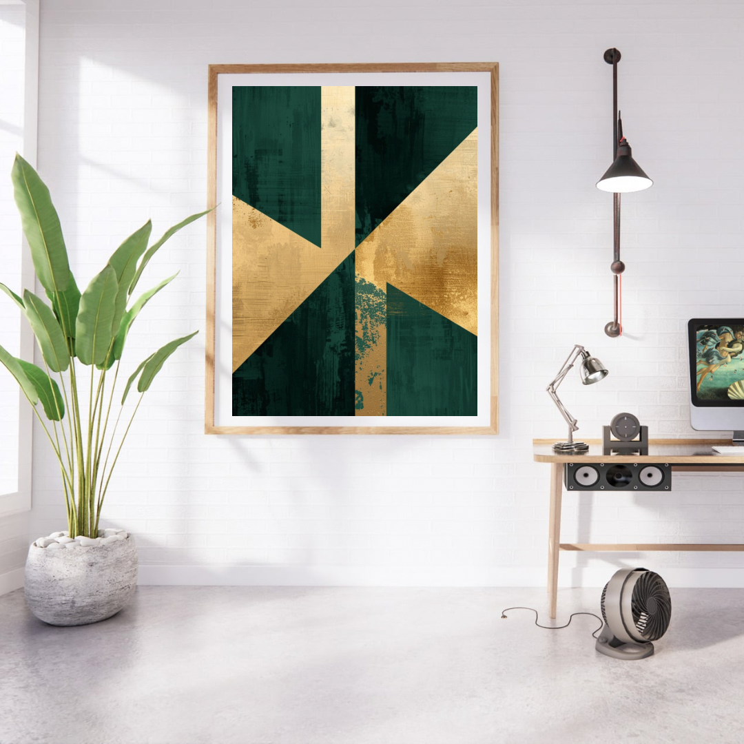 Geometrisch kruis smaragdgroen goud schilderij in naturel houten lijst aan witte muur naast grote groene plant en houten bureau met lamp in lichte studeerkamer – luxe wall art studeerkamer
