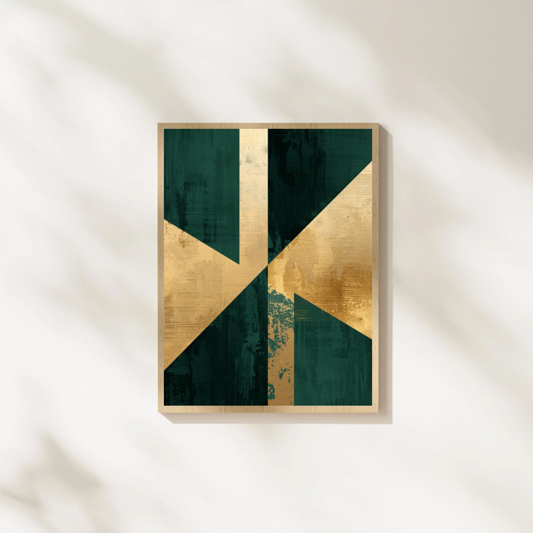 Geometrisch kruis smaragdgroen goud schilderij in naturel houten lijst aan witte muur met zachte schaduwval – luxe abstract wall art studeerkamer
