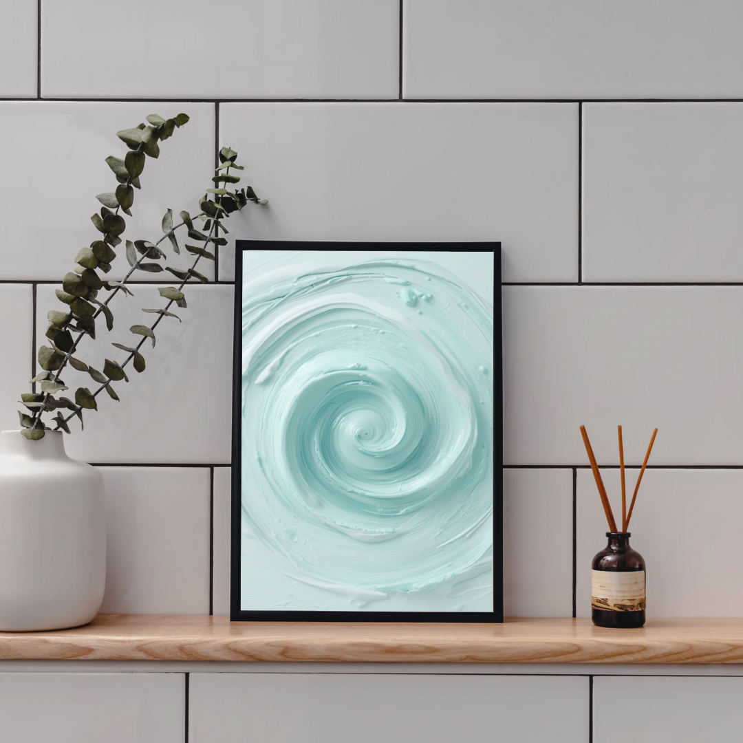 Abstract mint swirl schilderij in zwarte lijst staand op houten plank aan grijze tegelmuur naast witte vaas met eucalyptus en bruine diffuser – abstract olieverf wall art toilet
