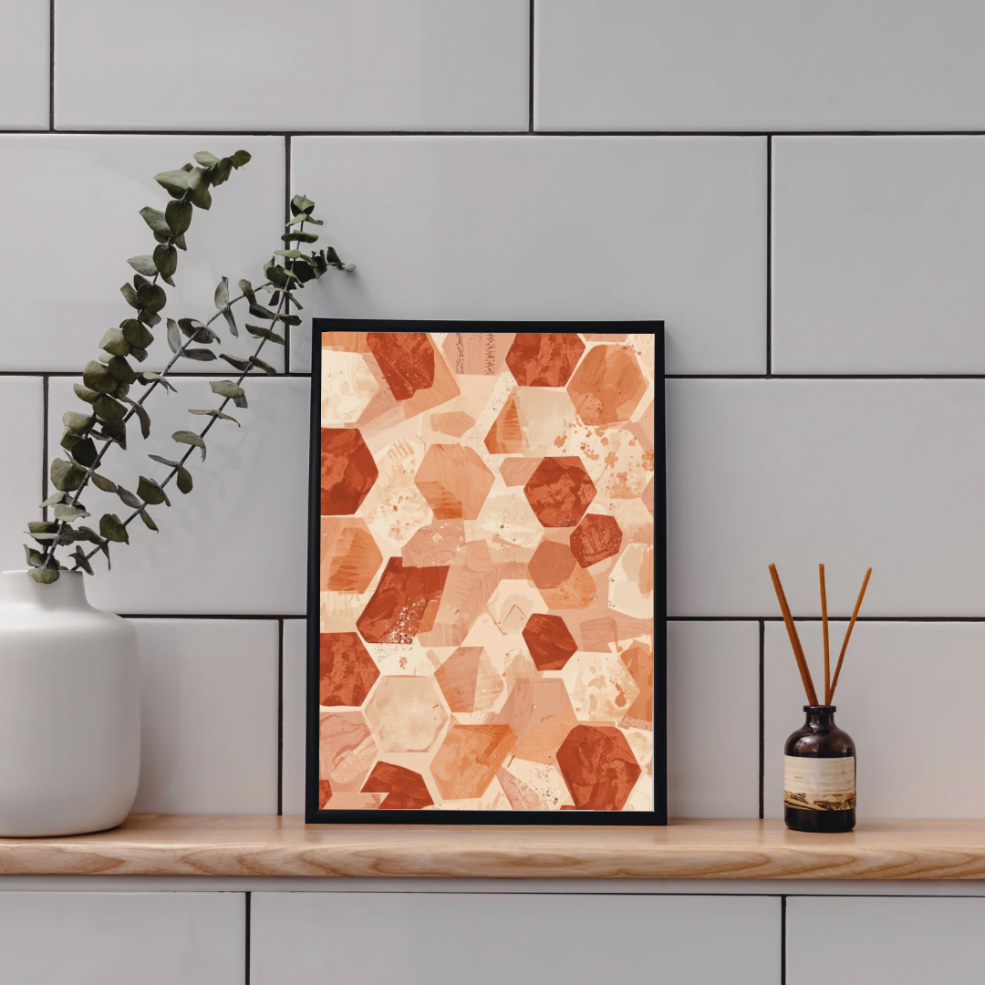 Geometrisch hexagon terracotta schilderij in zwarte lijst staand op houten plank aan grijze tegelmuur naast witte vaas met eucalyptus en bruine diffuser – abstract wall art toilet

