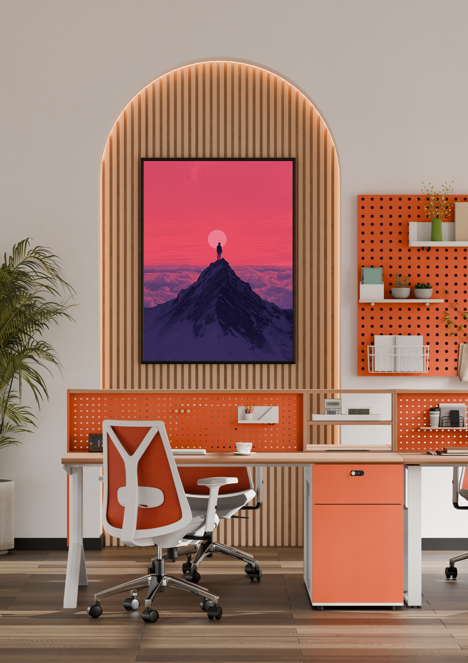 Bergpiek silhouet roze zonsondergang schilderij in donkere lijst in houten boogvormige nis boven oranje bureau met bureaustoel en pegboard in modern kantoor – digitaal wall art thuiskantoor
