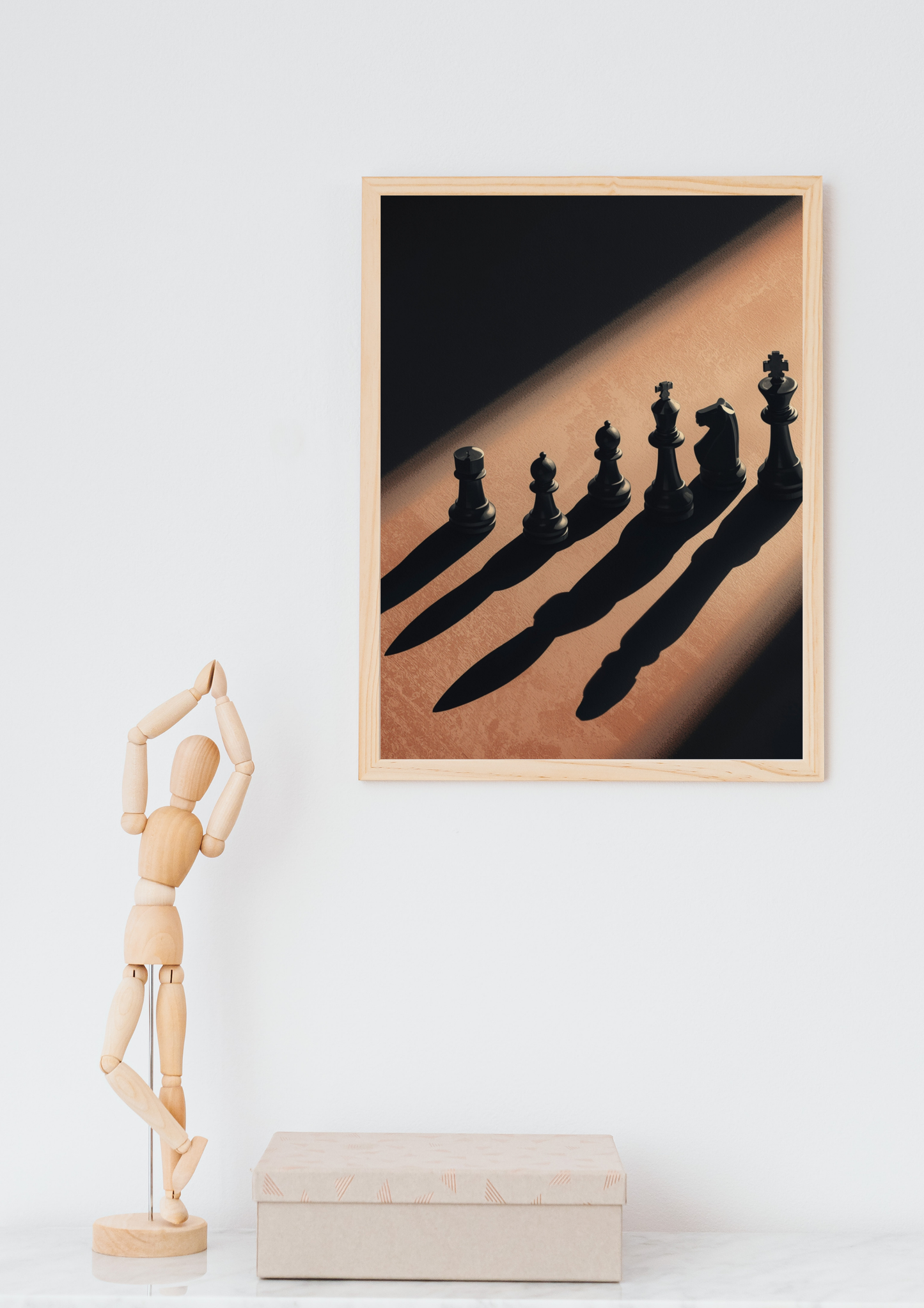 Schaakstukken strategie schilderij in donkere lijst in houten boogvormige nis boven oranje bureau met bureaustoel en pegboard in modern kantoor – fotografie wall art thuiskantoor
