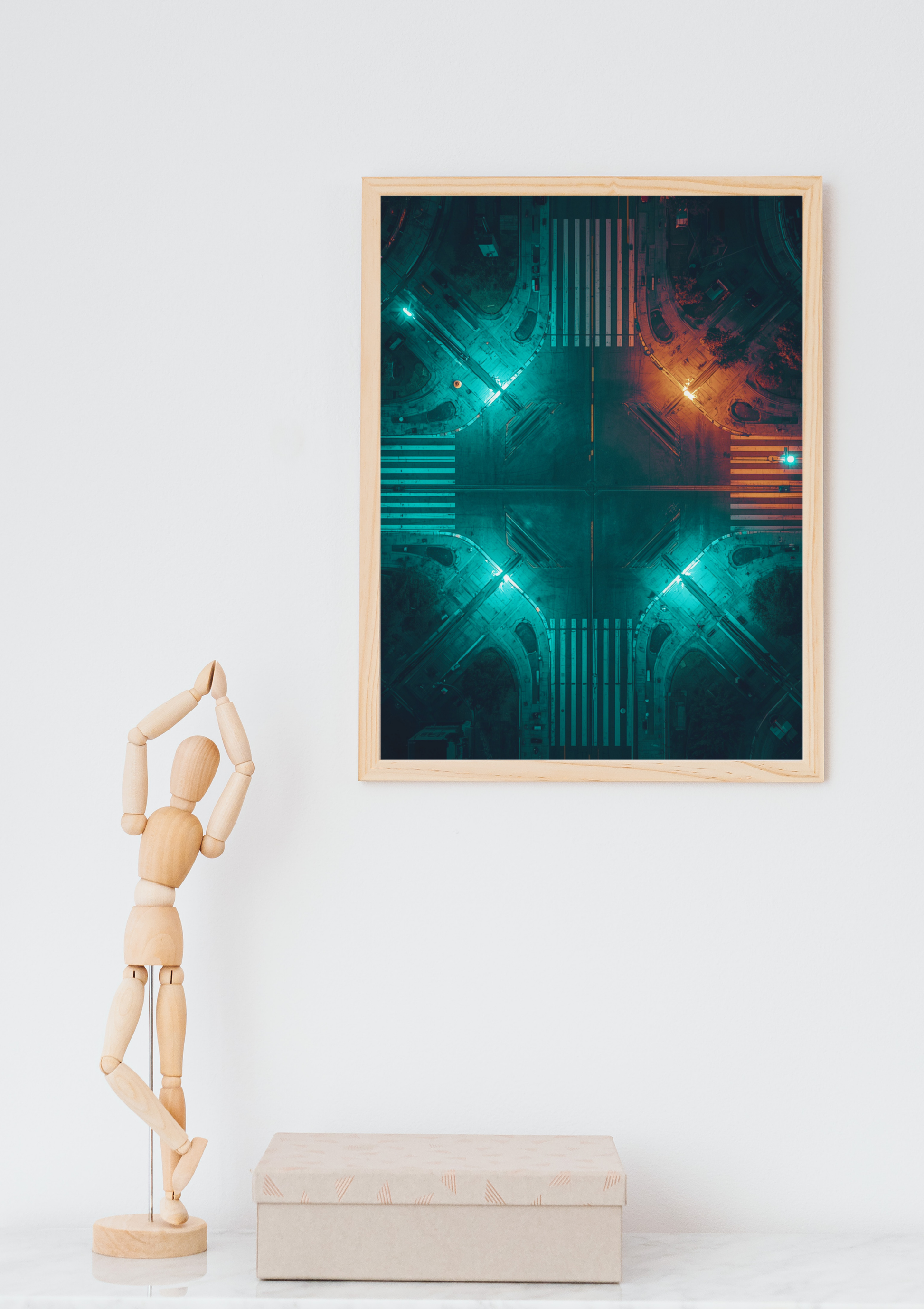 Neon kruispunt cyaan schilderij in donkere lijst in houten boogvormige nis boven oranje bureau met bureaustoel en pegboard in modern kantoor – drone fotografie wall art thuiskantoor
