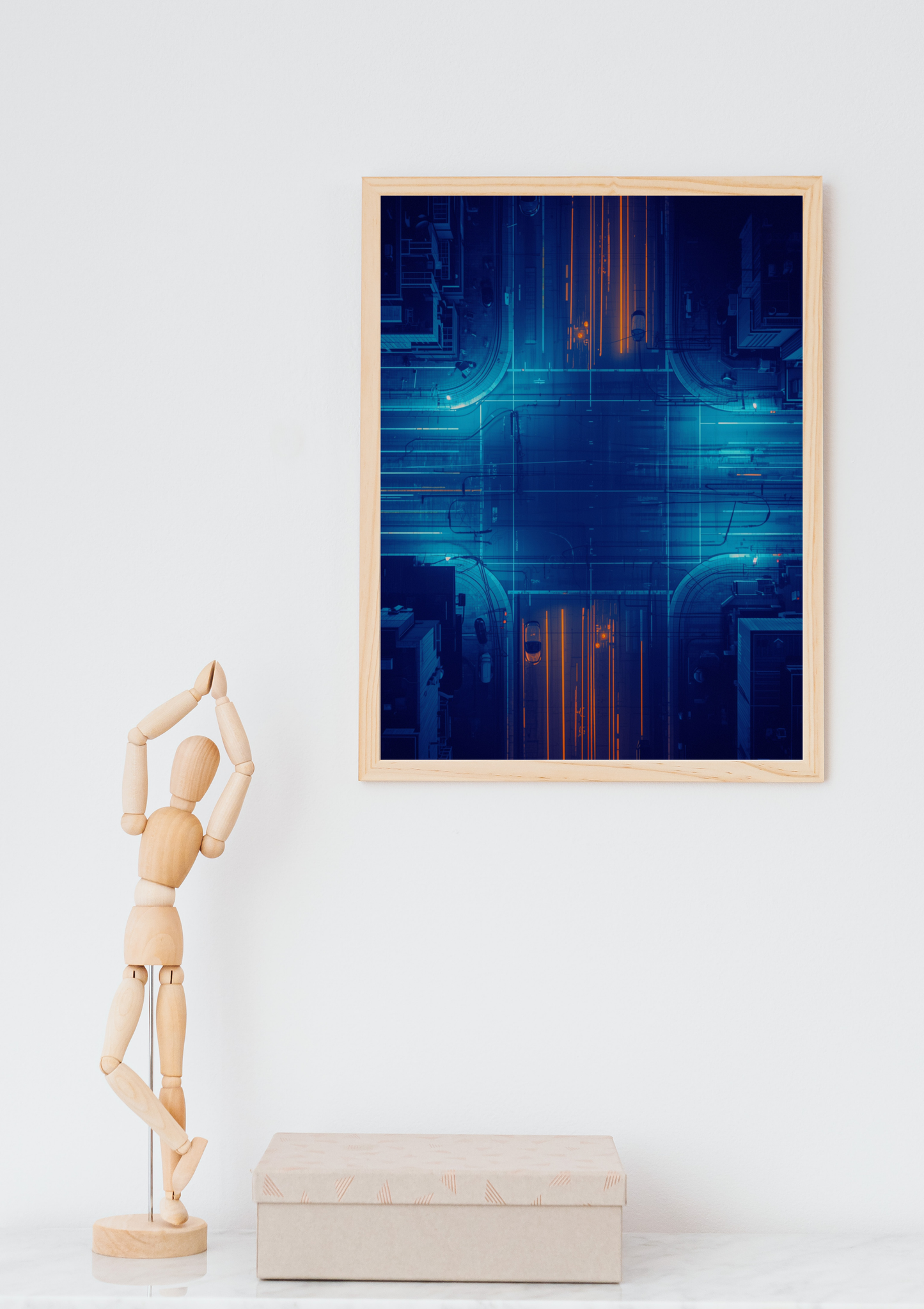 Cyberpunk stad neon blauw schilderij in donkere lijst in houten boogvormige nis boven oranje bureau met bureaustoel en pegboard in modern kantoor – futuristisch wall art thuiskantoor
