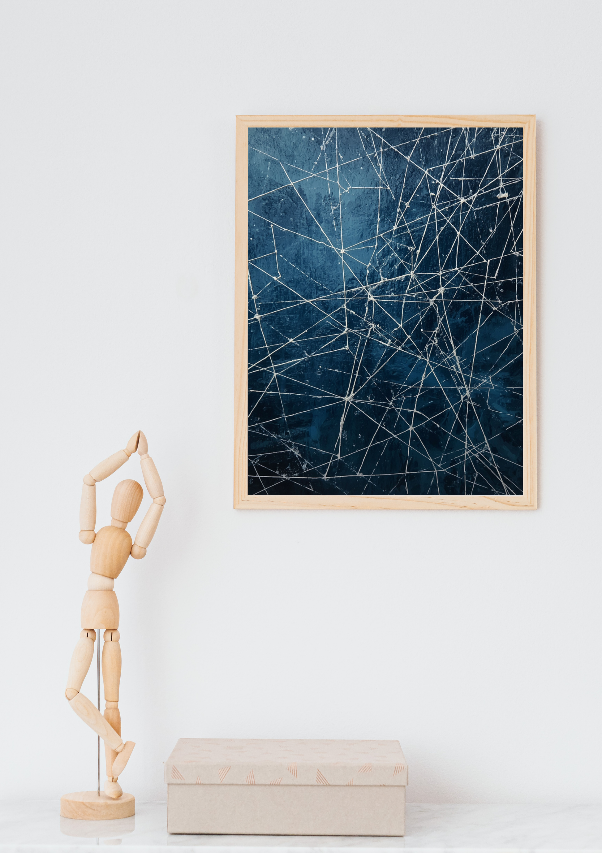 Abstract netwerk nachtblauw schilderij in donkere lijst in houten boogvormige nis boven oranje bureau met bureaustoel en pegboard in modern kantoor – abstract wall art thuiskantoor
