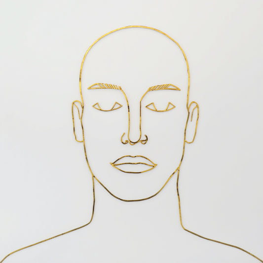 Minimalistisch frontaal gezichtsportret line art canvas schilderij met gesloten ogen en gouden wenkbrauwen op witte achtergrond — hal wanddecoratie

