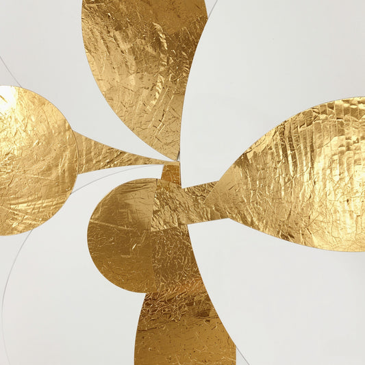 Bold abstract gouden bloem canvas schilderij met grote organische gouden bladvormen op witte achtergrond — hal wanddecoratie
