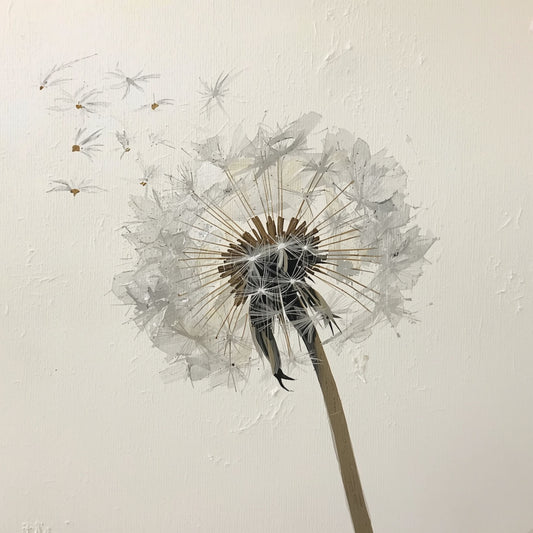 Paardenbloem close-up schilderij met grote paardenbloem met transparante witte zaadpluimen, fijne sierlijke stelen en wegwaaiende zaadjes op zachte witte gestructureerde achtergrond met subtiele penseelstreken – gedetailleerd olieverf wall art print
