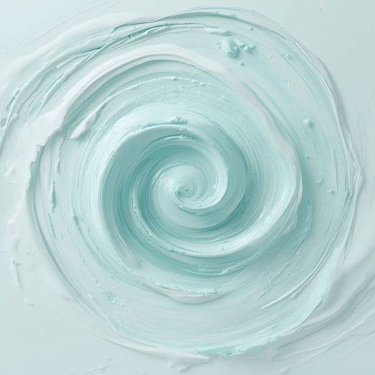 Abstract swirl schilderij met grote vloeiende spiraalvorm in zachte mint aqua en witte tinten met zichtbare penseelstreken op lichte achtergrond – abstract olieverf wall art print
