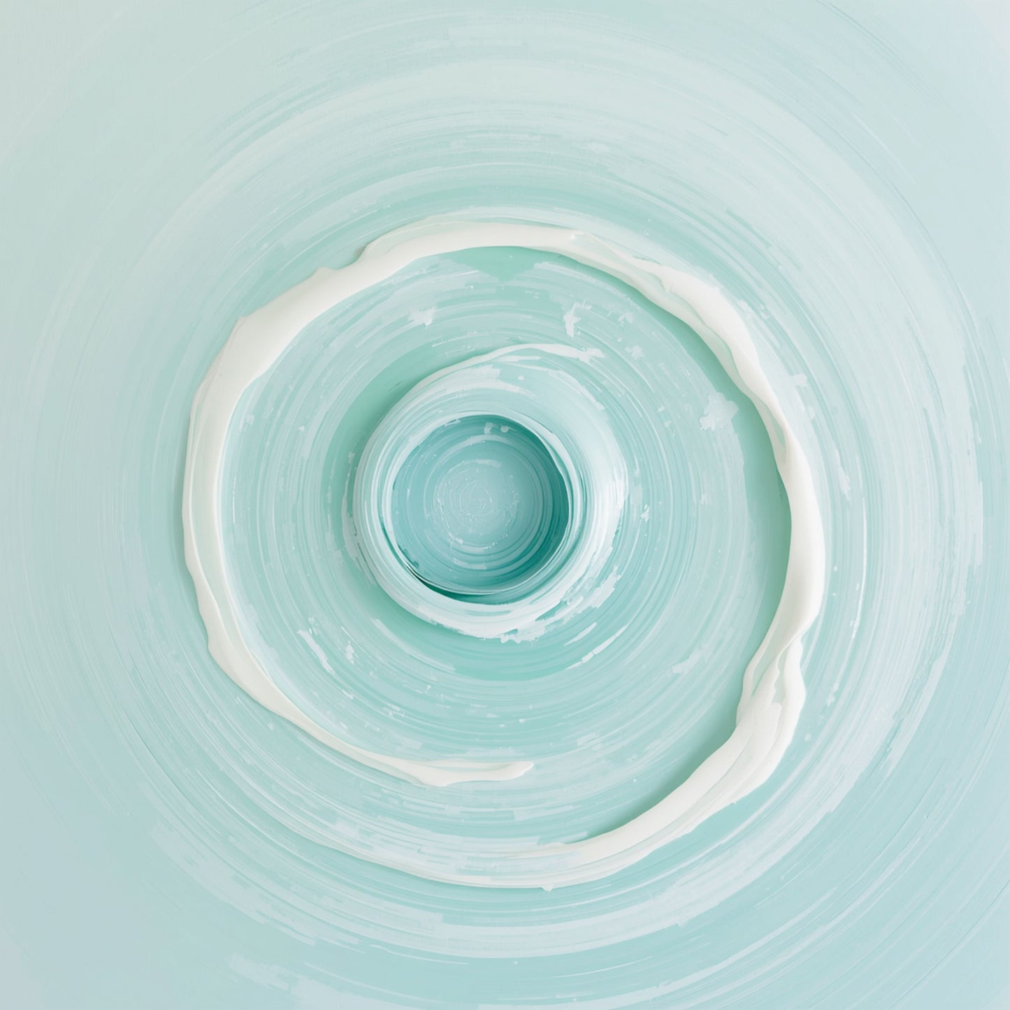 Abstract cirkel schilderij met grote vloeiende cirkel in zachte mint en aqua tinten met witte crème rand en diep turquoise middelpunt op lichte mintgroene achtergrond – abstract olieverf wall art print
