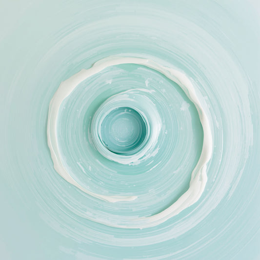 Abstract cirkel schilderij met grote vloeiende cirkel in zachte mint en aqua tinten met witte crème rand en diep turquoise middelpunt op lichte mintgroene achtergrond – abstract olieverf wall art print
