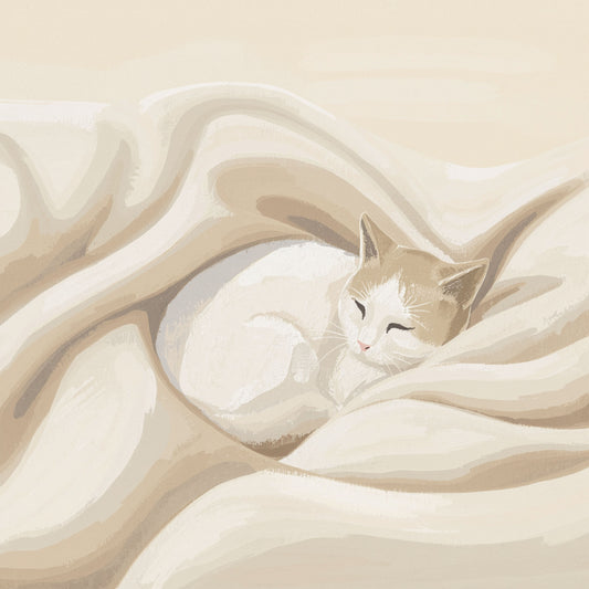 Slapend wit katje canvas schilderij opgerold in zachte crème en beige tinten op warme achtergrond — babykamer wanddecoratie
