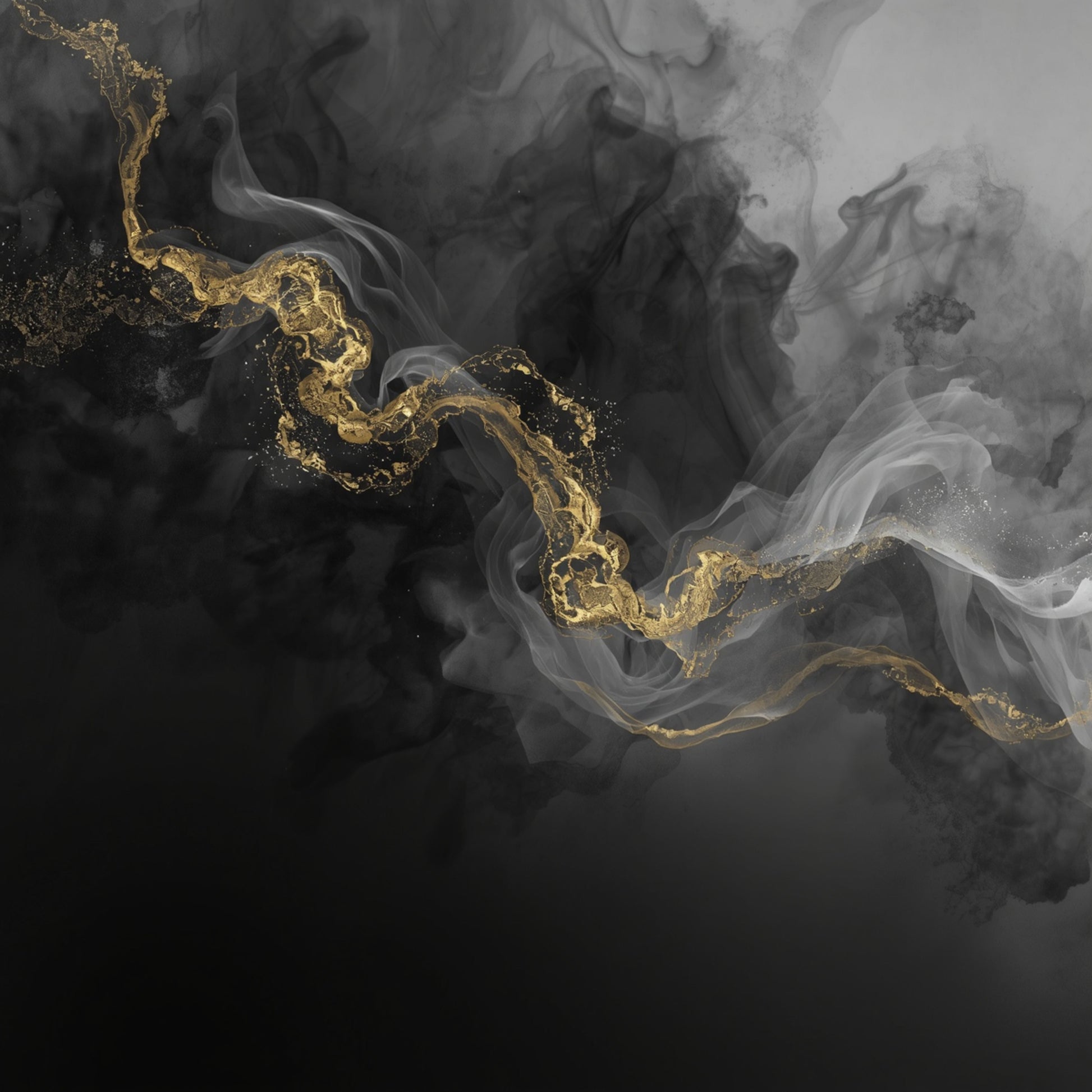 Abstract schilderij met wervelende grijze en witte rookwolken met slingerende gouden ader op diepe zwarte achtergrond – mysterieus luxueus wall art print voor de overloop
