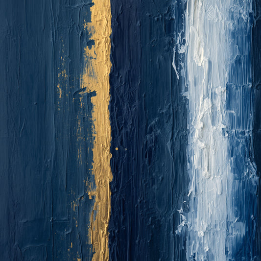 Abstract schilderij met twee verticale gouden strepen die diepe marineblauw en staalblauw penseellagen in drieën verdelen met witte verfaccenten op donkerblauwe achtergrond – stijlvol luxueus wall art print voor de overloop
