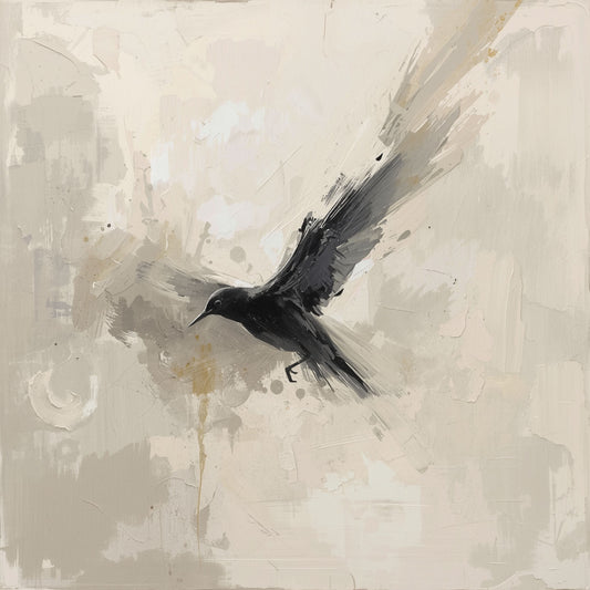 Expressief schilderij met zwarte kraai met gespreide vleugels in vlucht op mistig crème en lichtgrijs fond met zachte abstracte penseeltextuur op de achtergrond – vrij atmosferisch wall art print voor de overloop
