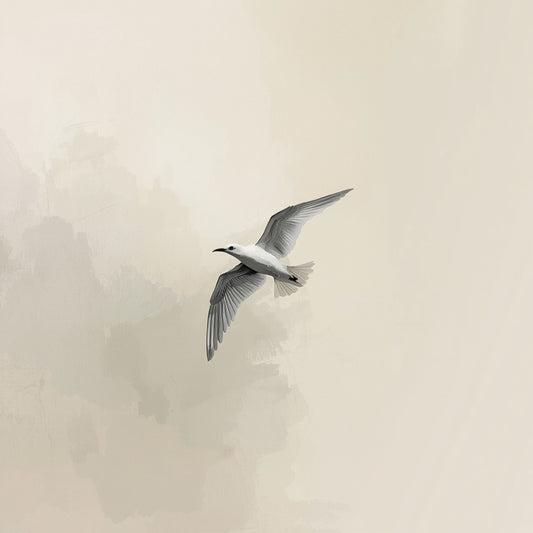 Minimalistisch schilderij met grijze meeuw met breed gespreide vleugels in vlucht op sereen warm crème en beige fond – vrij tijdloos wall art print voor de overloop
