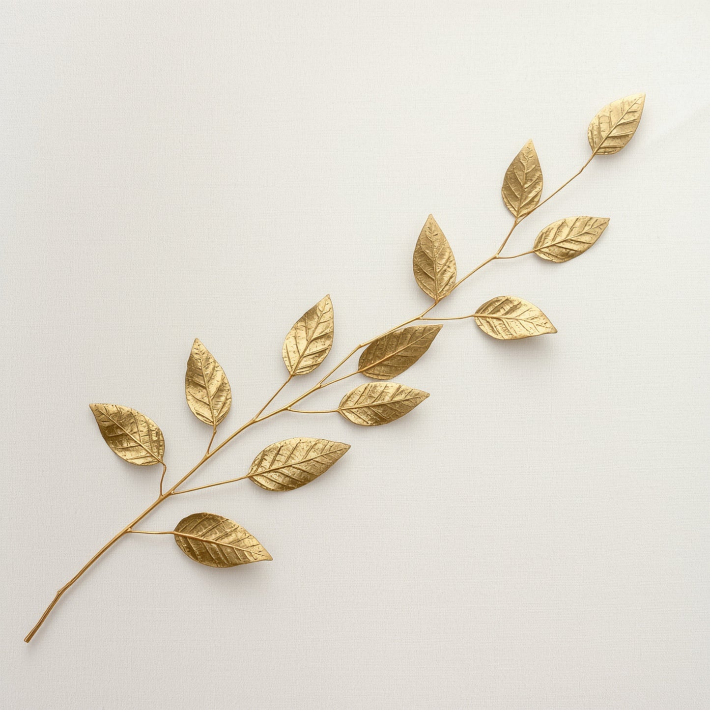 Botanisch schilderij met naturel groene olijftak met kleine ovale blaadjes in lichte diagonale compositie op helder wit fond – fris tijdloos wall art print voor de logeerkamer
