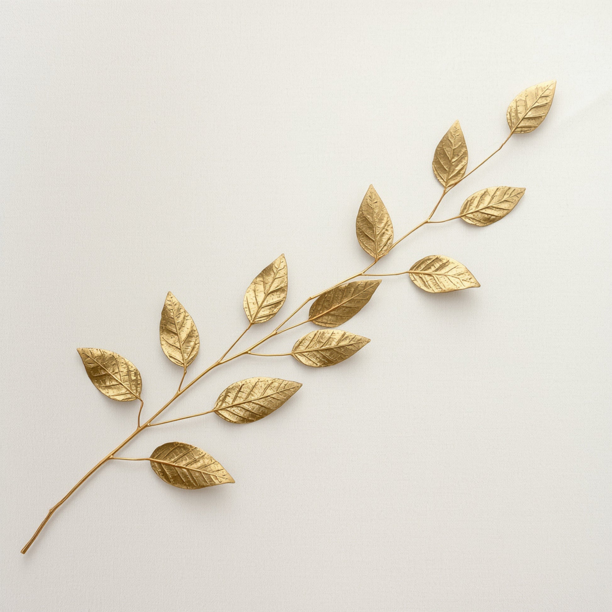 Botanisch schilderij met naturel groene olijftak met kleine ovale blaadjes in lichte diagonale compositie op helder wit fond – fris tijdloos wall art print voor de logeerkamer
