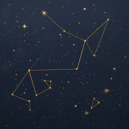 sterrenbeeld canvas schilderij met gouden sterren en constellatielijnen op donkerblauwe nachtelijke hemel — kinderkamer wanddecoratie
